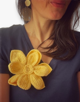 Żółta broszka szydełkowa kwiat handmade noszona przez modelkę
