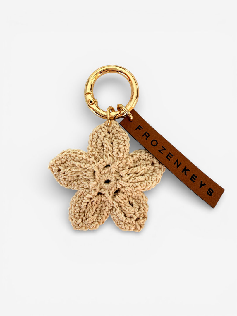 Ręcznie robiony brelok z ecru kwiatkiem – zawieszka do torebki handmade