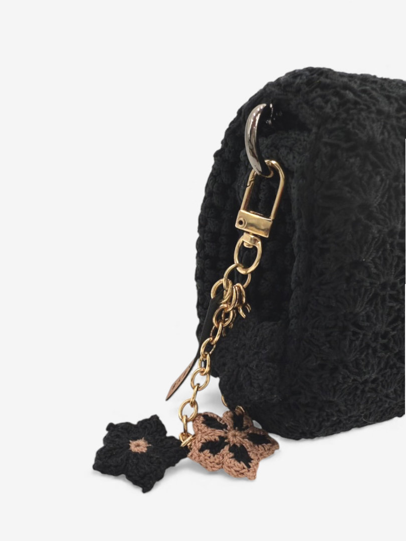 Szydełkowy brelok do torebki z trzema kwiatkami