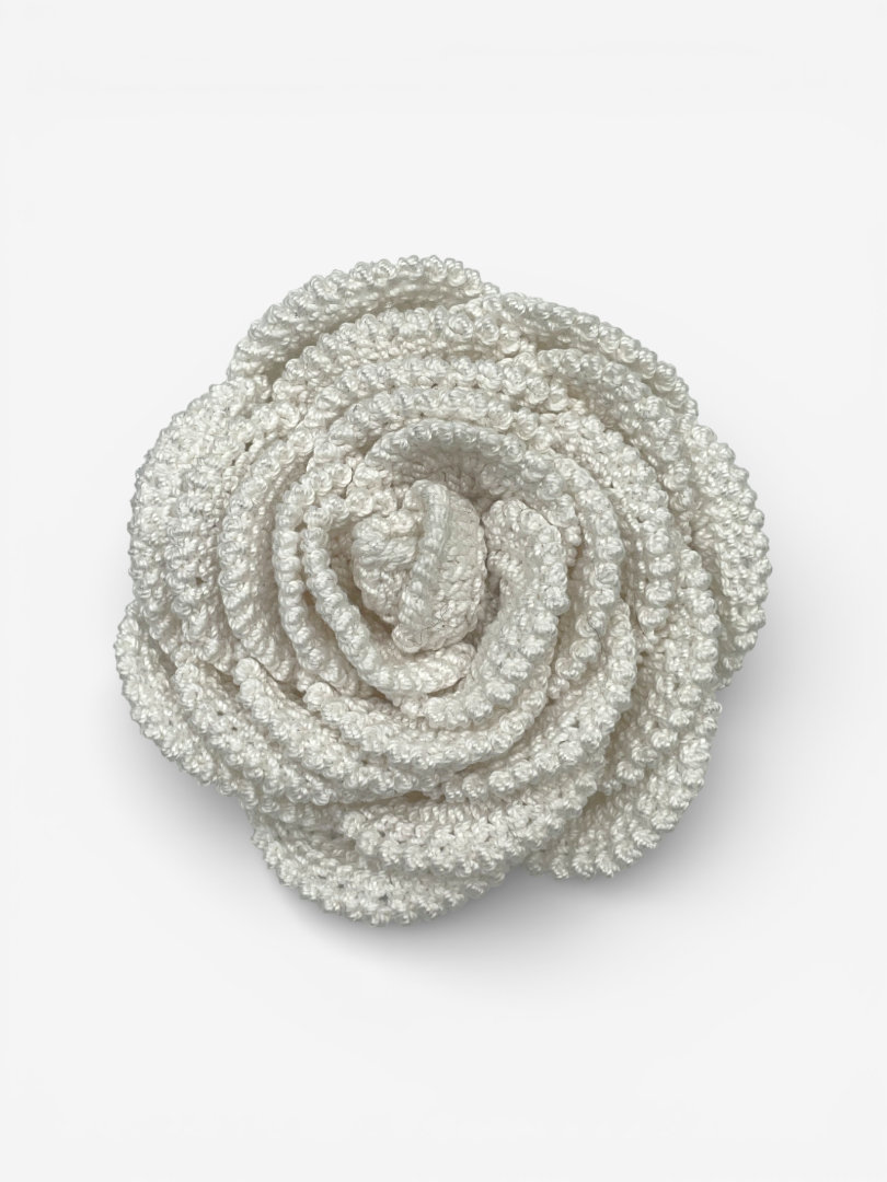 ręcznie wykonana duża broszka róża biała Frozen Keys