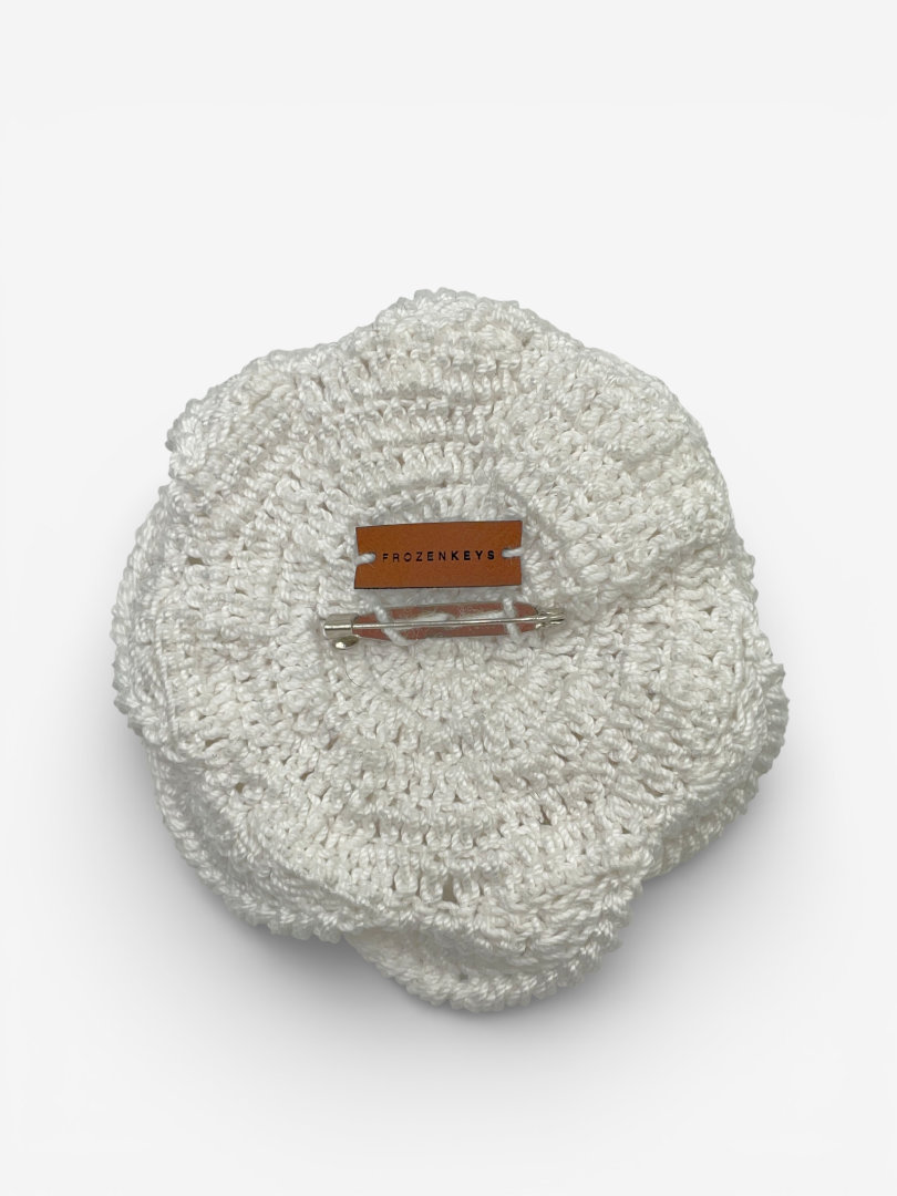 tył dużej broszki róża białej