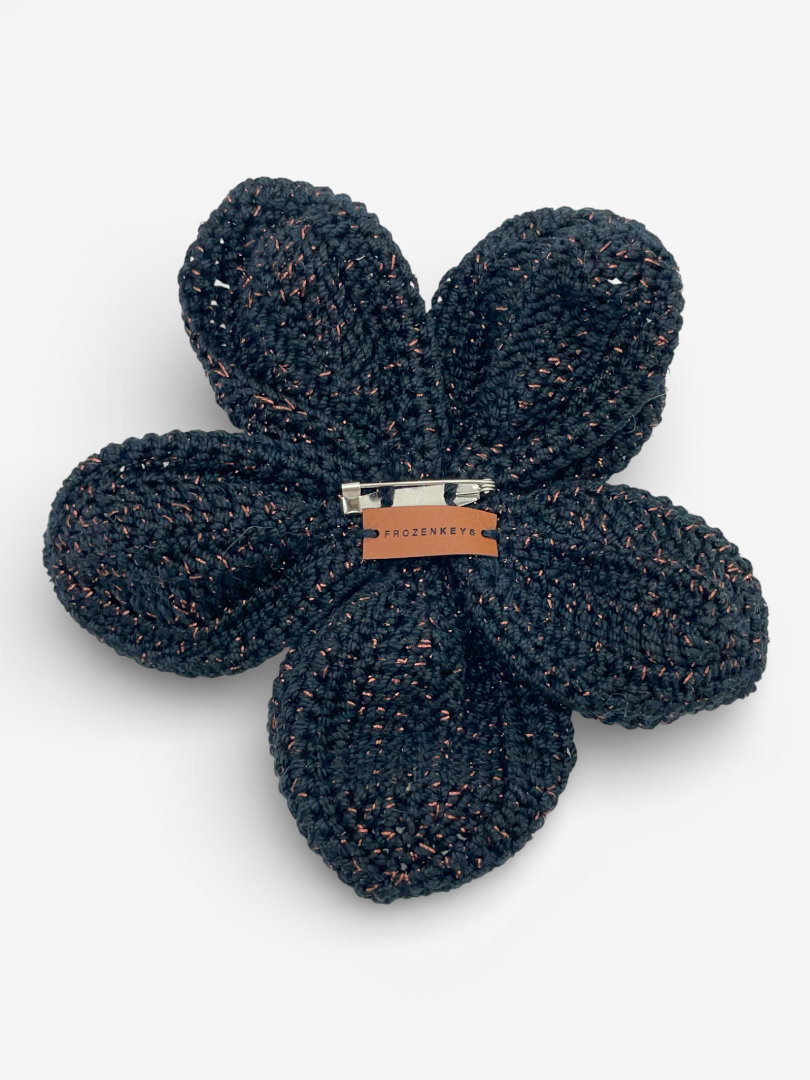 tył dużej broszki kwiat czarnej z miedzianą nitką