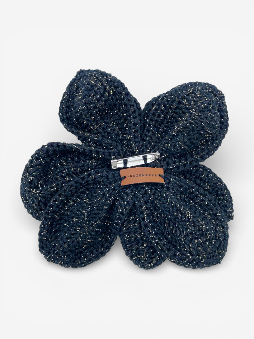 tył dużej broszki kwiat czarnej ze srebrną nitką