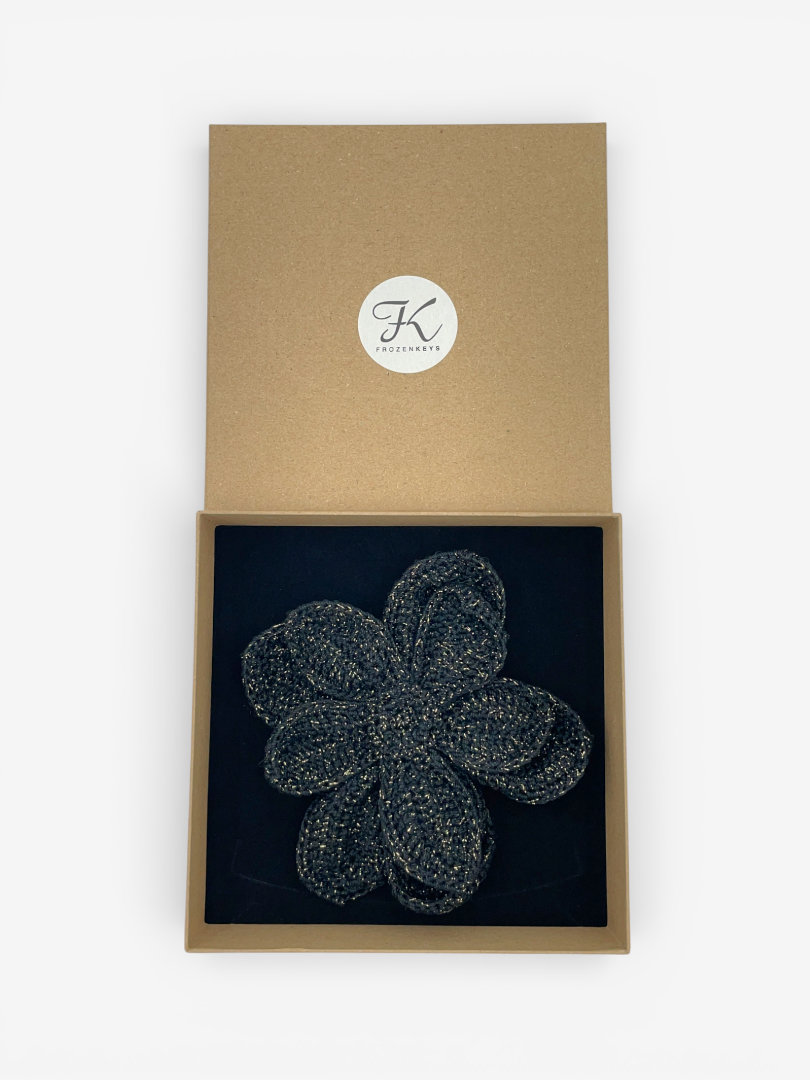 duża broszka kwiatowa czarna ze srebrną nitką w pudełku prezentowym