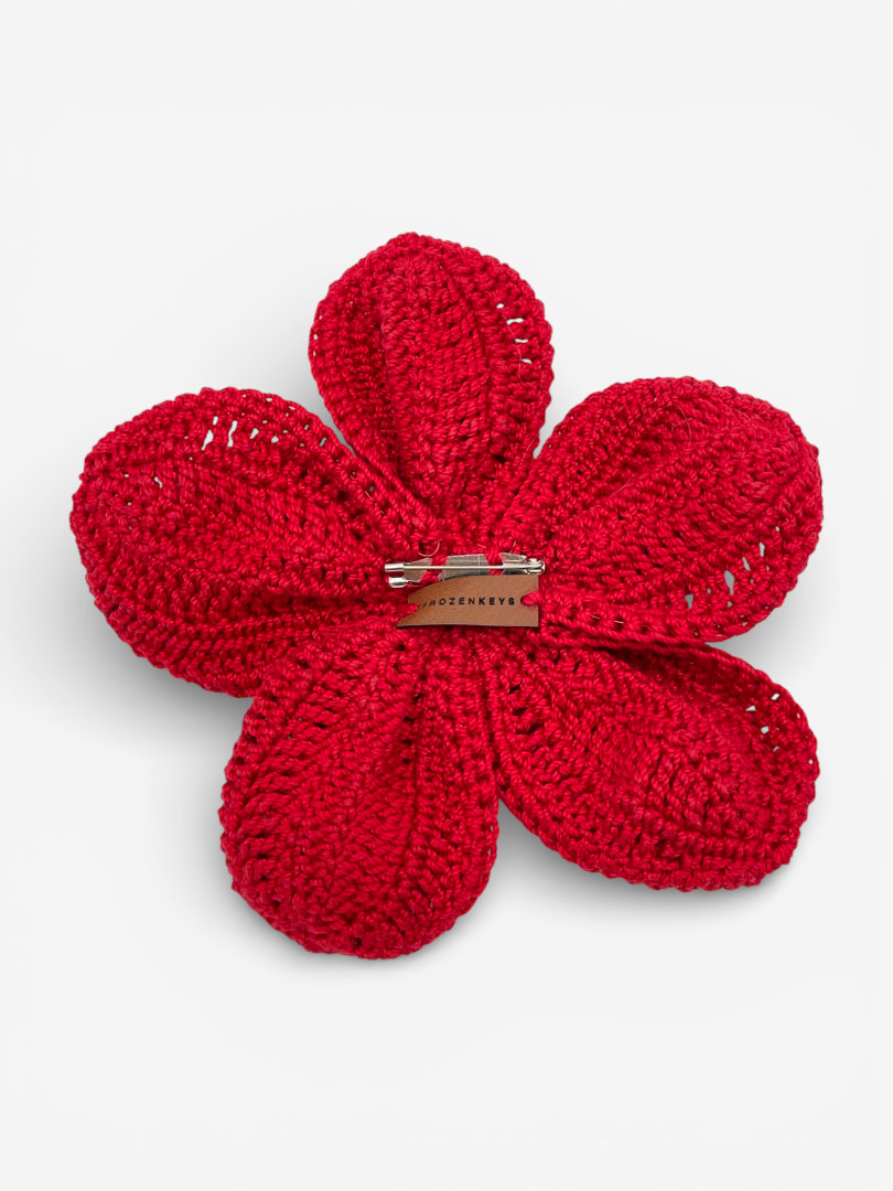 tył dużej broszki kwiat czerwonej