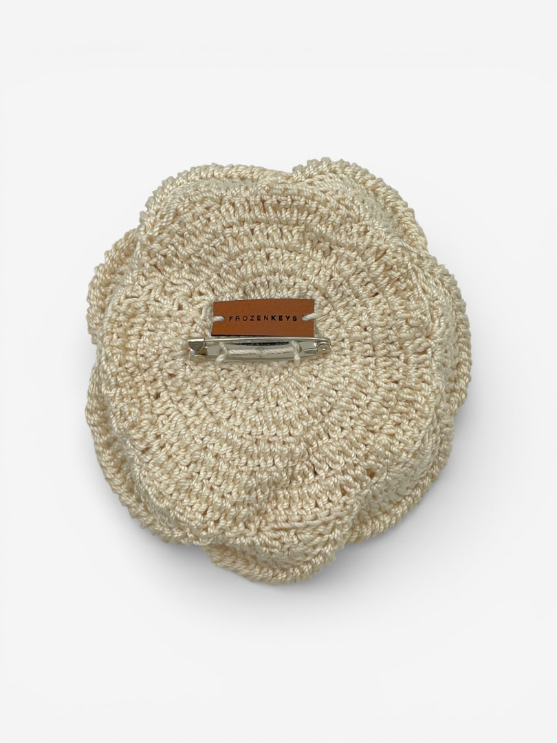 tył dużej broszki róża ecru