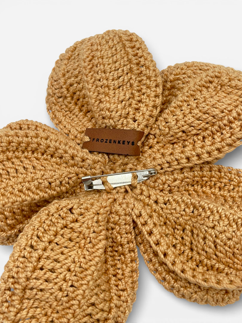 zbliżenie na ręczne wykonanie broszki duży kwiat jasnomiodowy