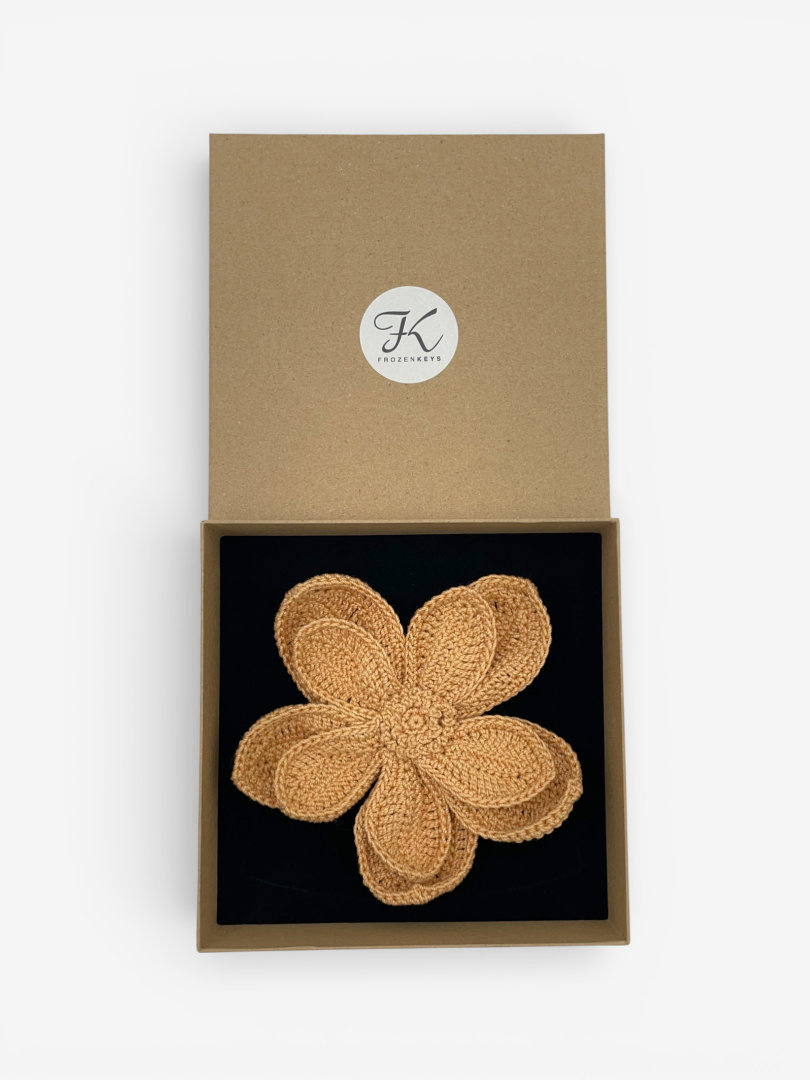 duża broszka kwiatowa jasnomiodowa w pudełku prezentowym