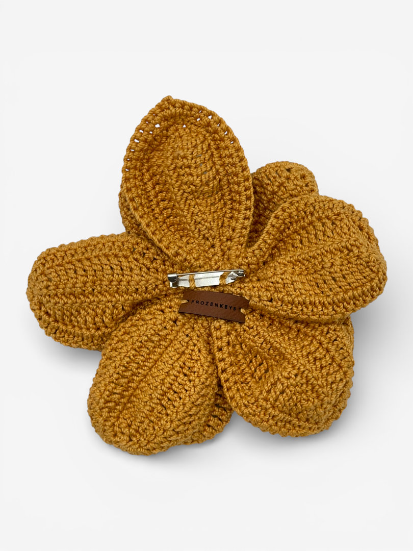 tył dużej broszki kwiat miodowej