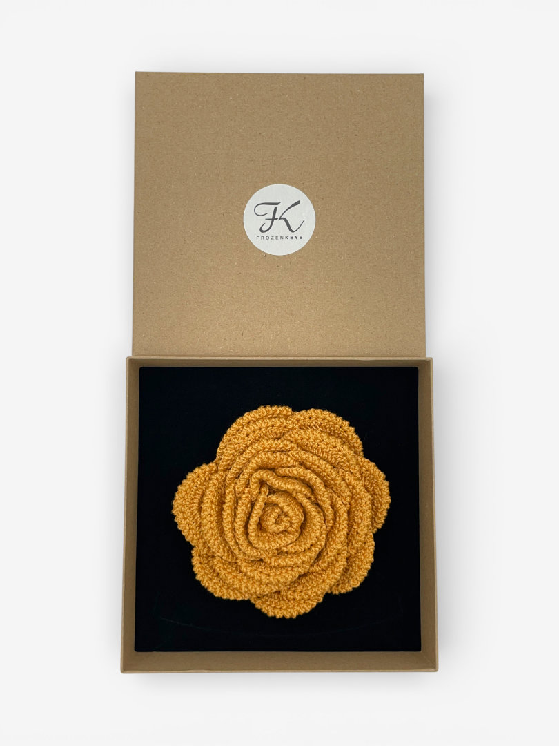 duża broszka róża miodowa w pudełku prezentowym