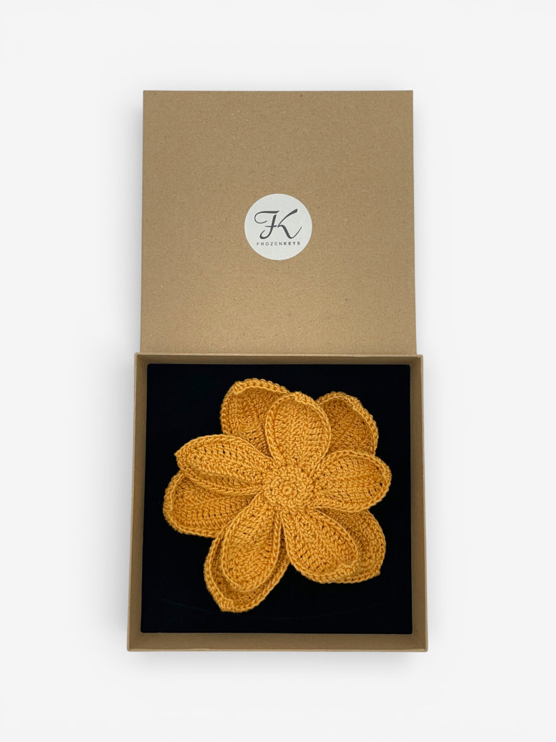 duża broszka kwiatowa miodowa w pudełku prezentowym