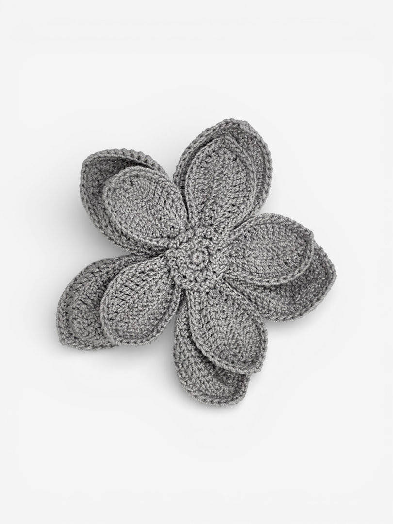 ręcznie wykonana duża broszka kwiat szara Frozen Keys