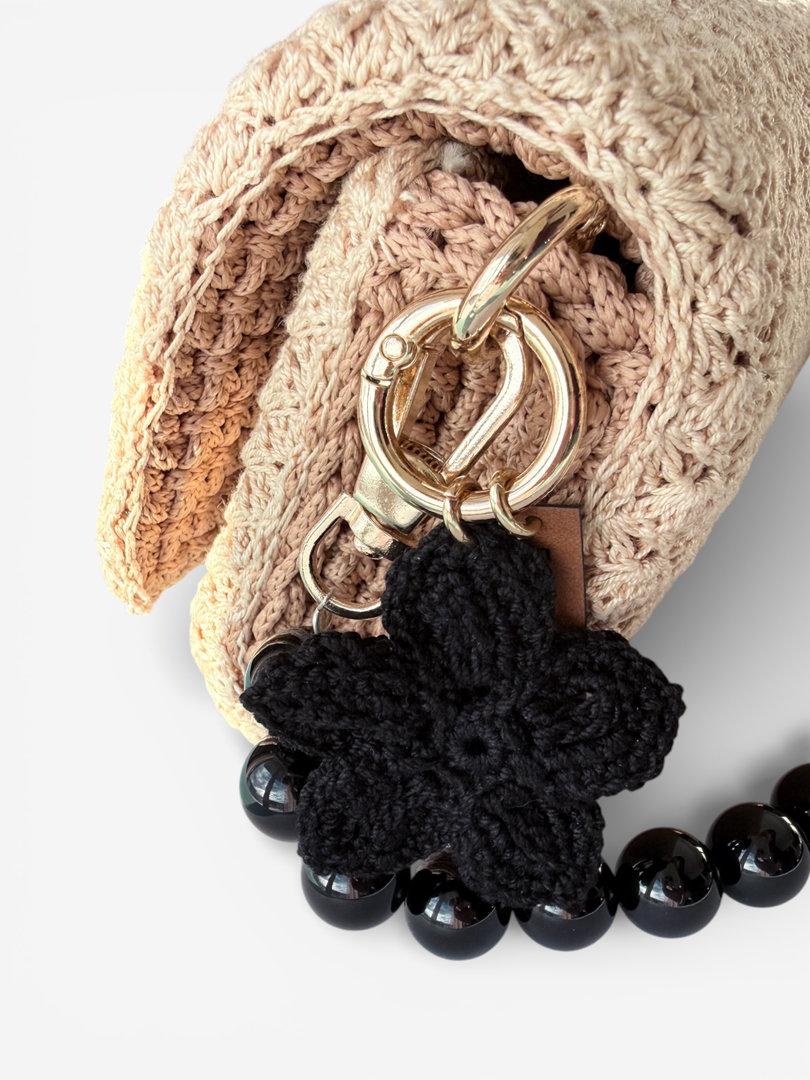 Brelok kwiatek czarny zawieszony przy torebce