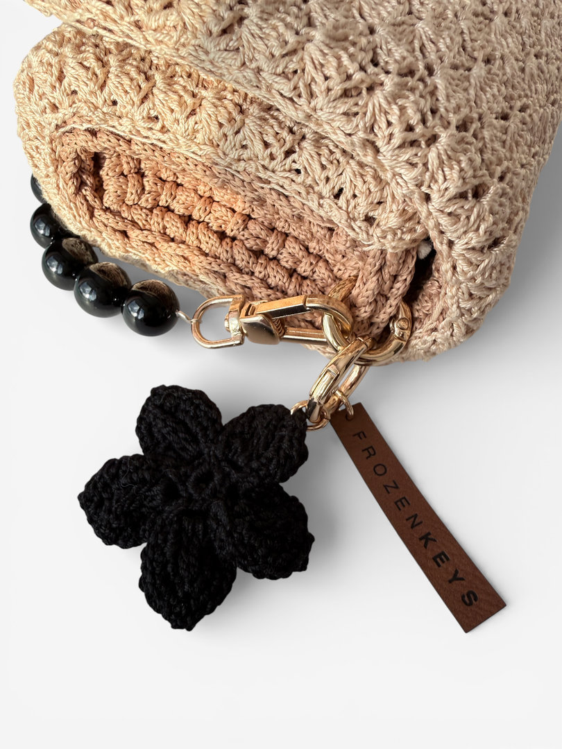 Brelok kwiatek czarny do kluczy lub torebki