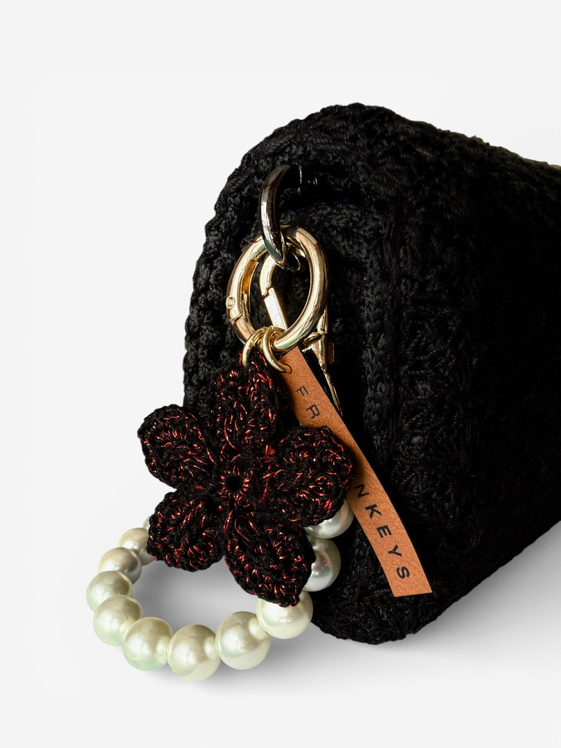 Brelok kwiatek czarny handmade z czerwoną nitką jako zawieszka do torebki
