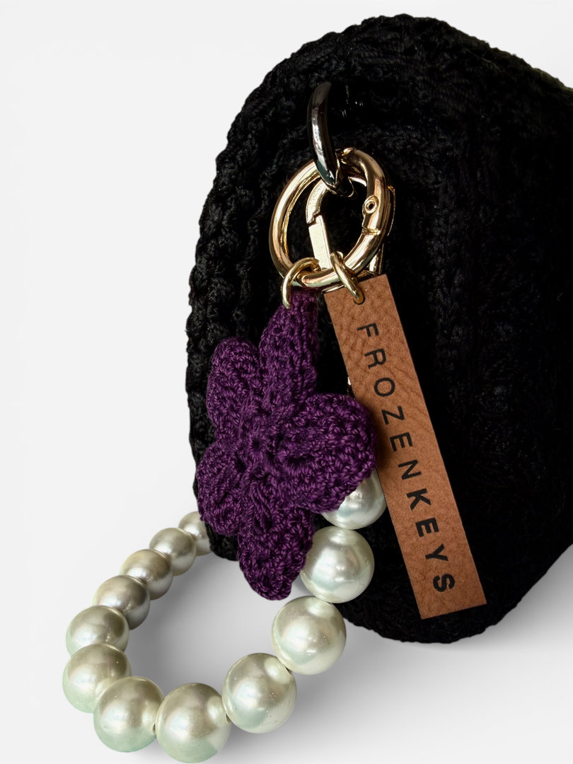 Brelok kwiatek fioletowy zawieszony przy torebce