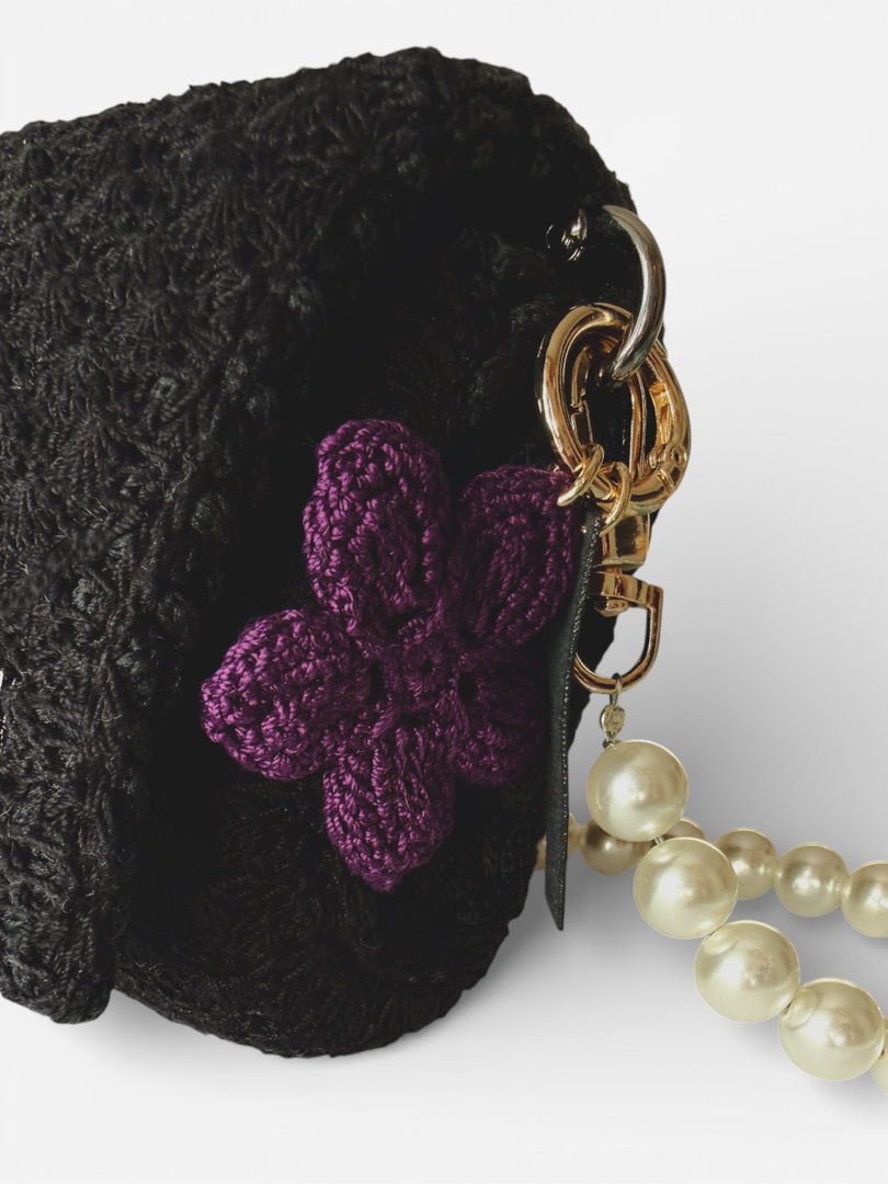 Brelok kwiatek fioletowy zawieszony przy torebce