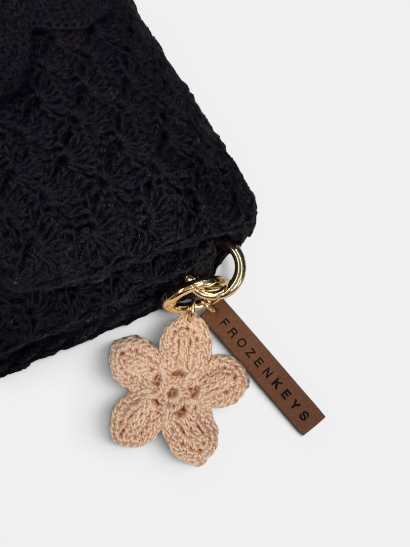 Brelok kwiatek brzoskwiniowy handmade jako zawieszka do torebki