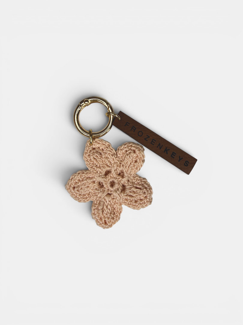 Ręcznie robiony brelok brzoskwiniowy kwiatek – zawieszka do torebki handmade