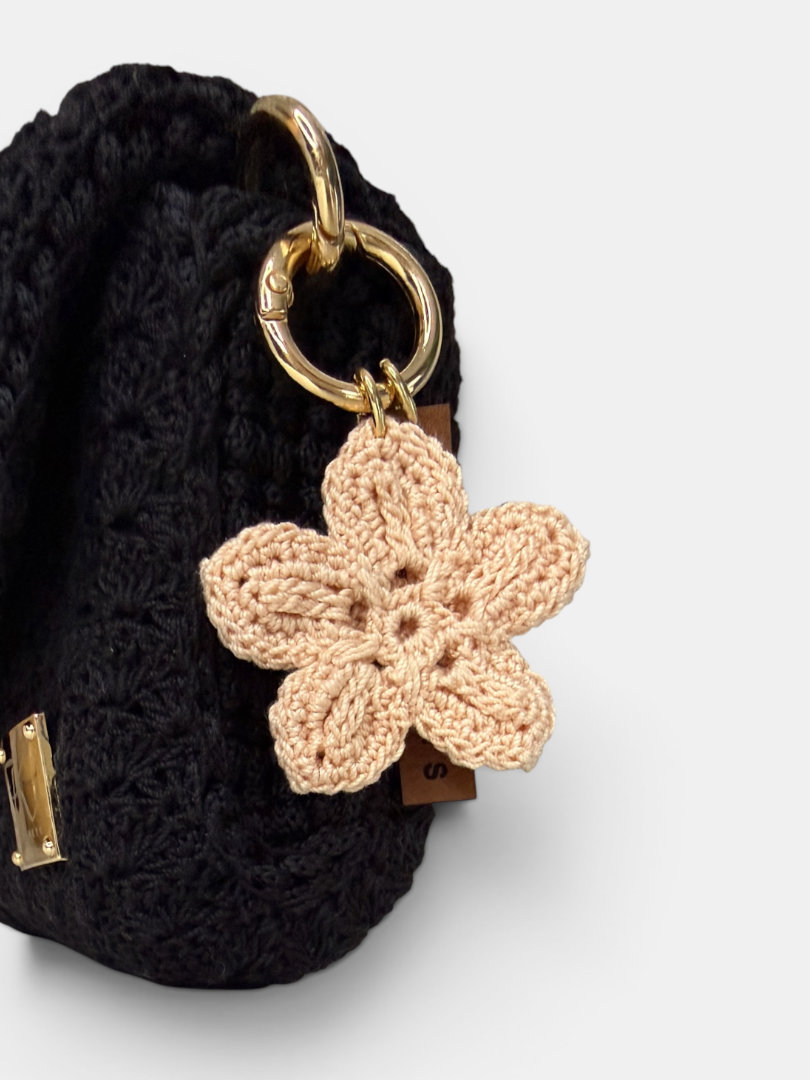 Brelok kwiatek brzoskwiniowy handmade jako zawieszka do torebki