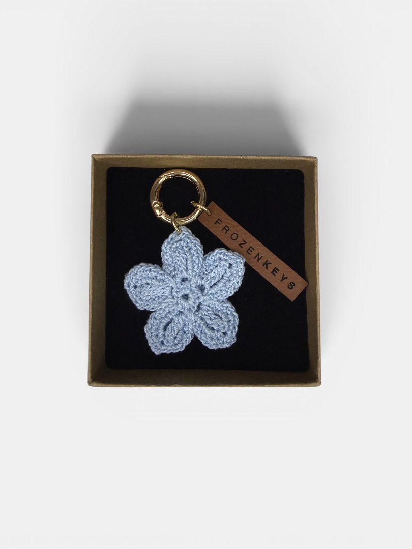Minimalistyczny brelok handmade jasnoniebieski kwiatek