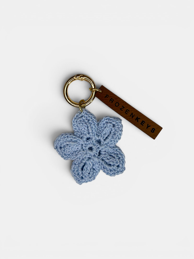 Minimalistyczny brelok handmade niebieski kwiatek