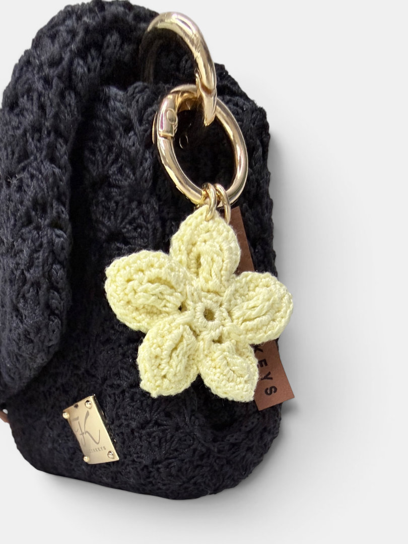 Brelok kwiatek jasnożółty handmade jako zawieszka do torebki