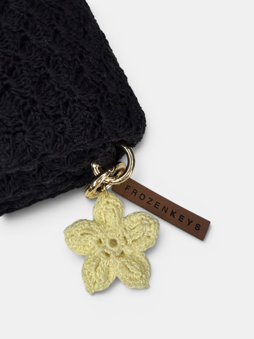 Brelok kwiatek jasnożółty handmade jako zawieszka do torebki