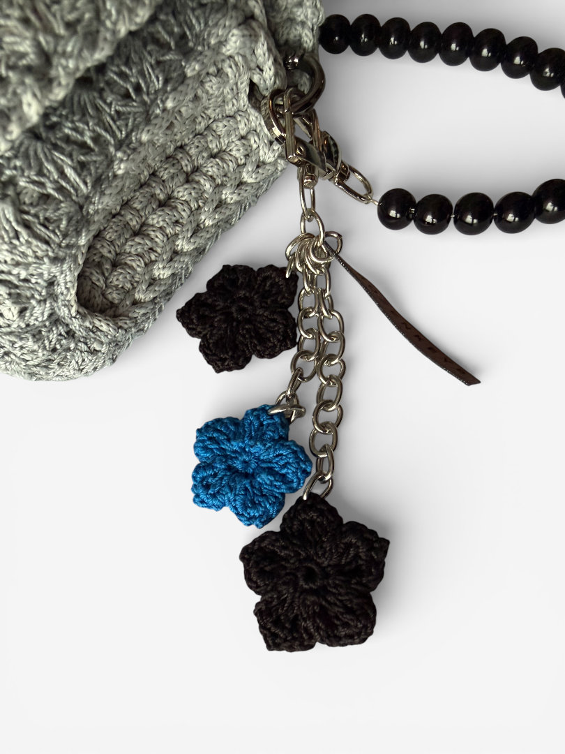 brelok kwiatowy chabrowo czarny jako ozdoba torebki