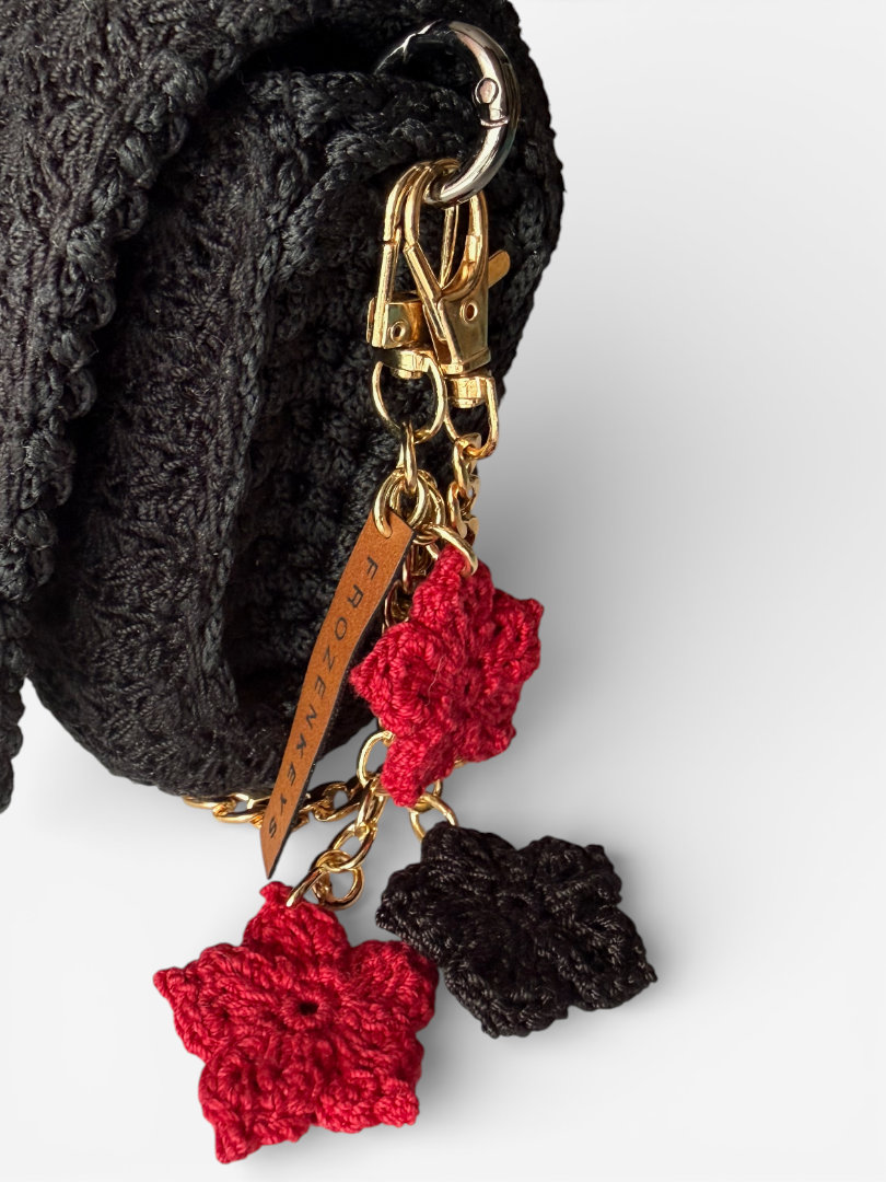 brelok kwiatowy handmade czerwony i czarny detal splotu
