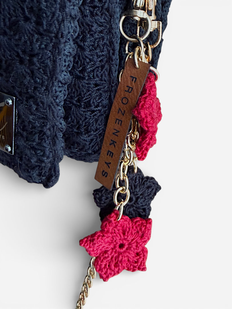 brelok trzy kwiatki czerwony i czarny zawieszony na torebce