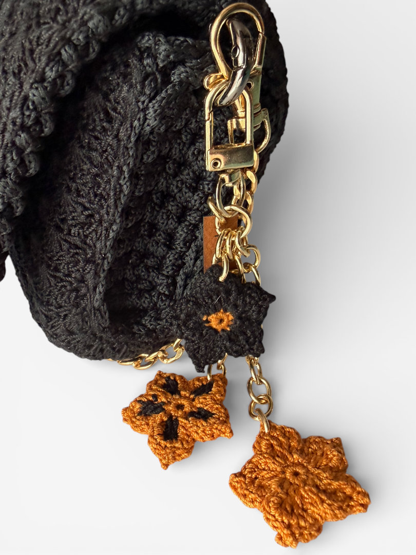 brelok kwiatowy musztardowo czarny jako ozdoba torebki