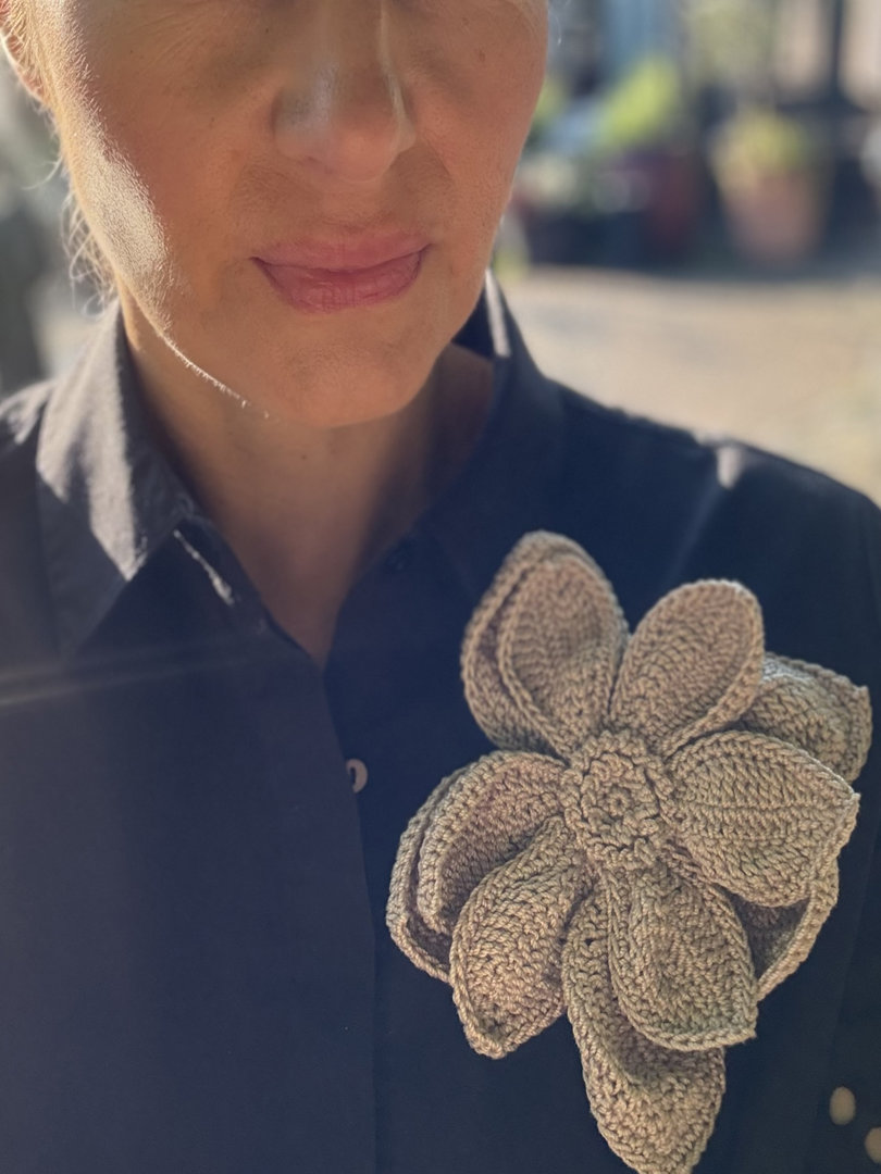 ręcznie tworzona broszka kwiat premium ciemno-beżowa Frozen Keys na modelce