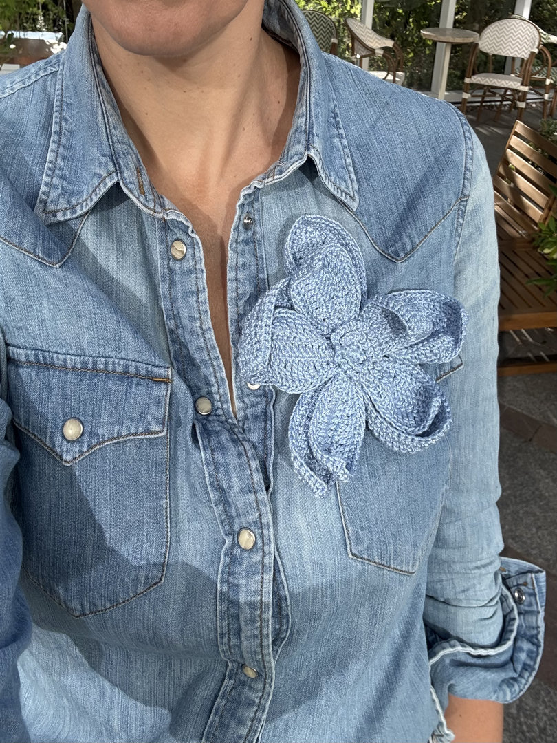 ręcznie tworzona broszka kwiat premium niebieska Frozen Keys na modelce