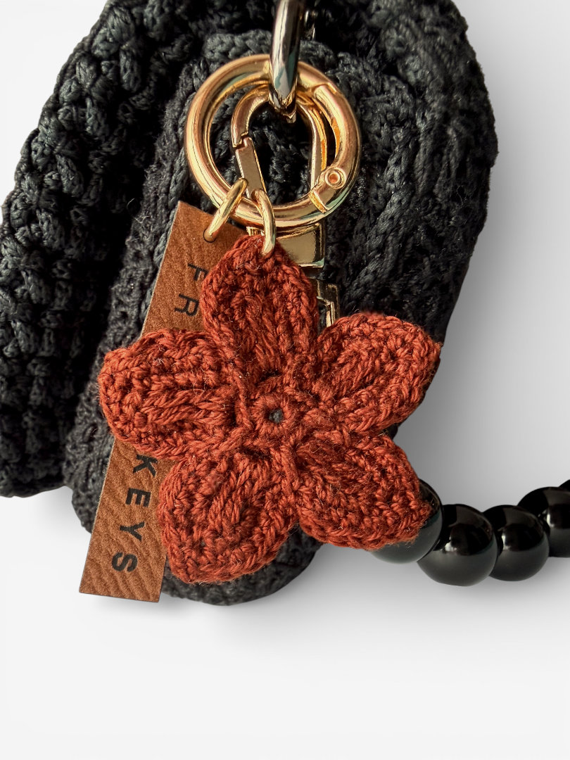 Brelok handmade z włóczki w odcieniu ciepłego brązu