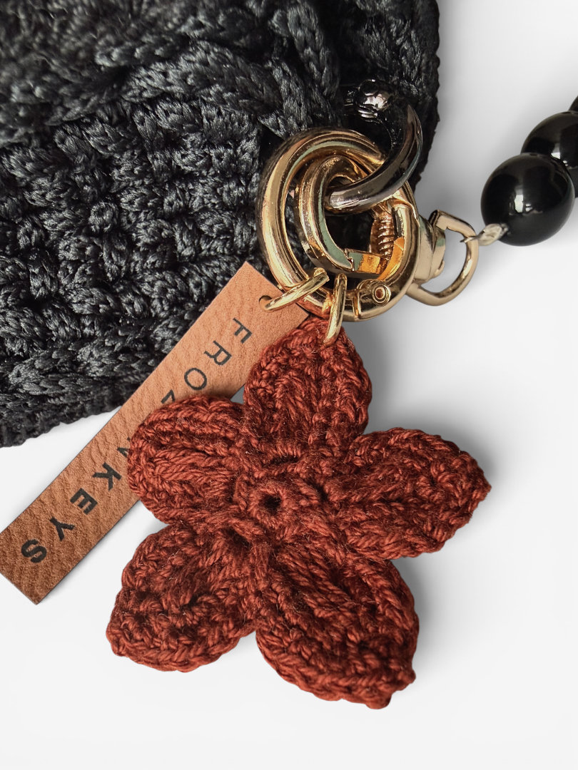 szydełkowy brelok kwiatowy w kolorze ciepłego brązu