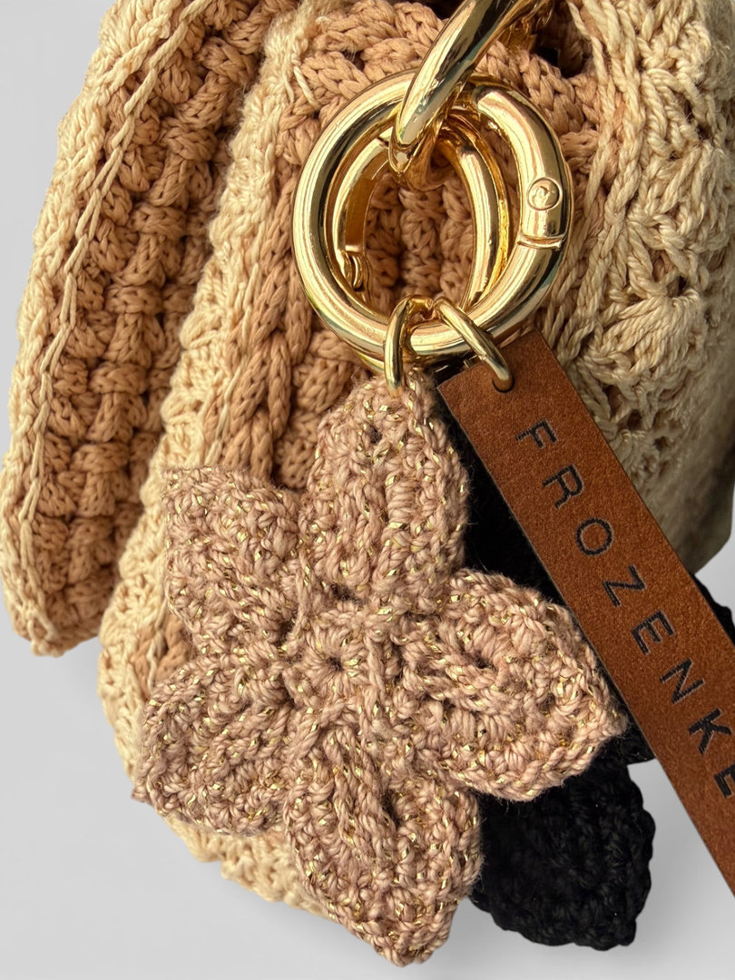 Zawieszka do torebki handmade – brelok charms z beżowym kwiatkiem ze złotą nitką