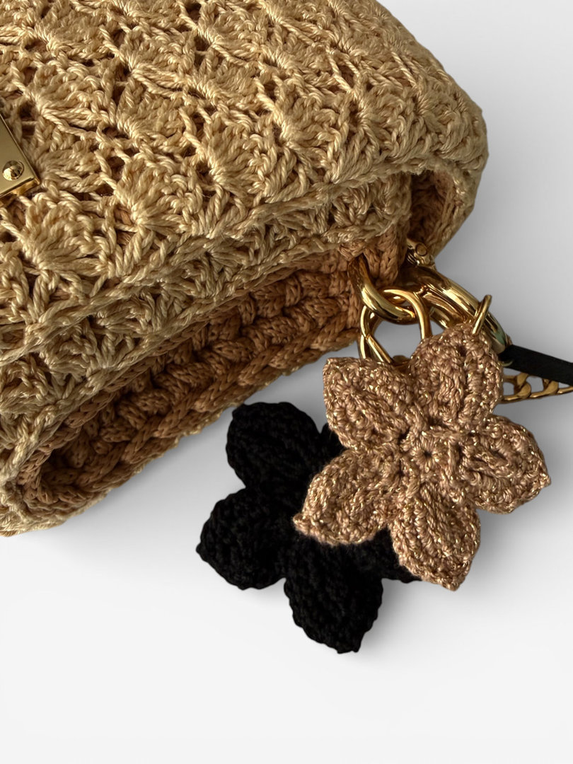 Szydełkowy brelok do torebki z beżowym kwiatkiem ze złotą nitką
