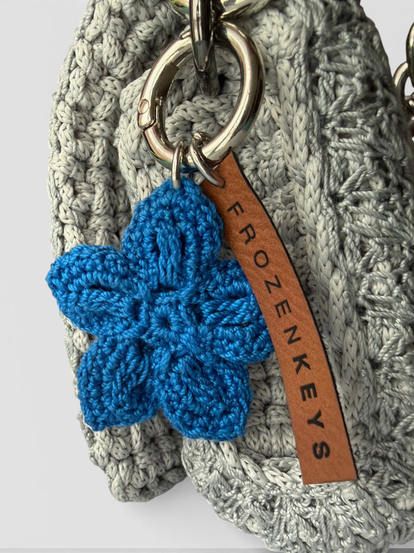 Ręcznie robiony brelok z chabrowym kwiatkiem – zawieszka do torebki handmade