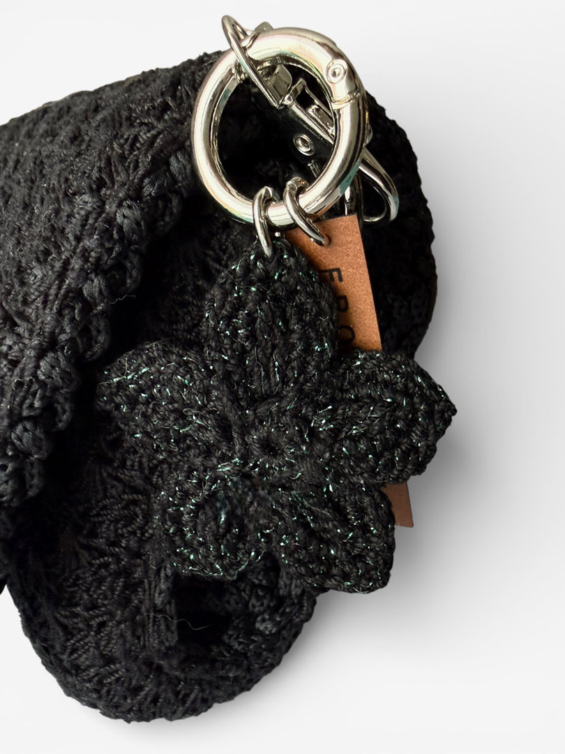 Zawieszka do torebki handmade – brelok charms z czarnym kwiatkiem z zieloną nitką
