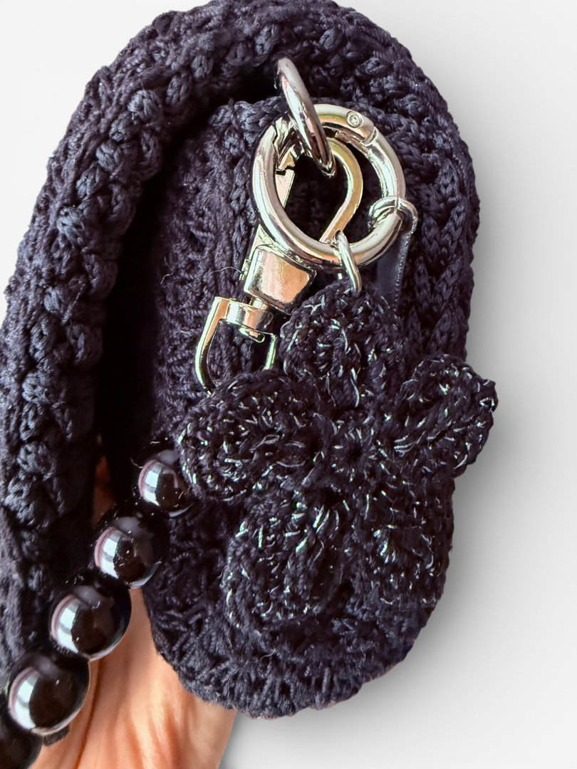Ręcznie robiony brelok z czarnym kwiatkiem ze srebrną nitką – zawieszka do torebki handmade