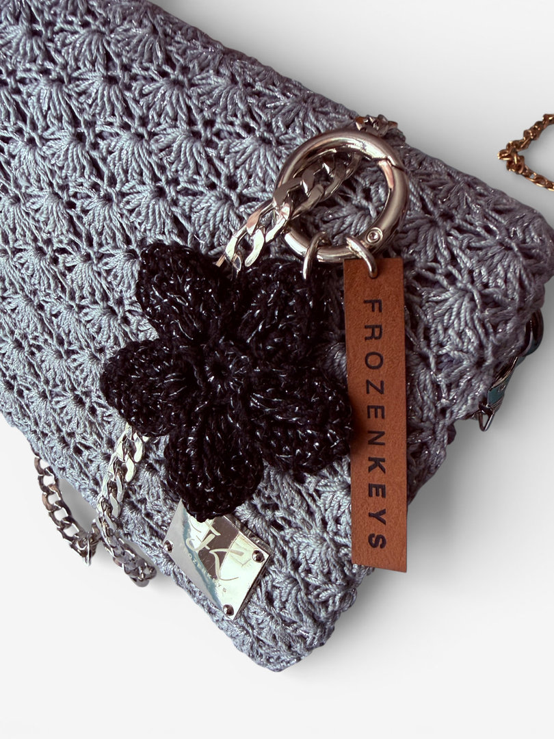 Zawieszka do torebki handmade – brelok charms z czarnym kwiatkiem ze srebrną nitką