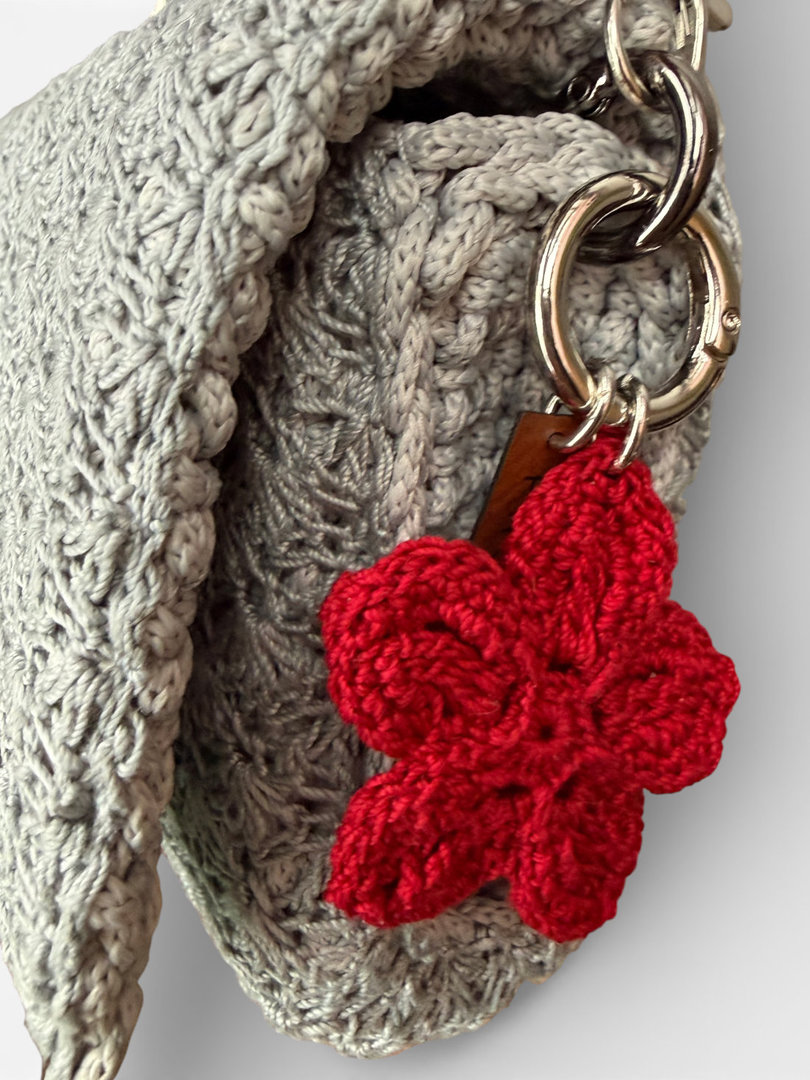 Zawieszka do torebki handmade – brelok charms z czerwonym kwiatkiem