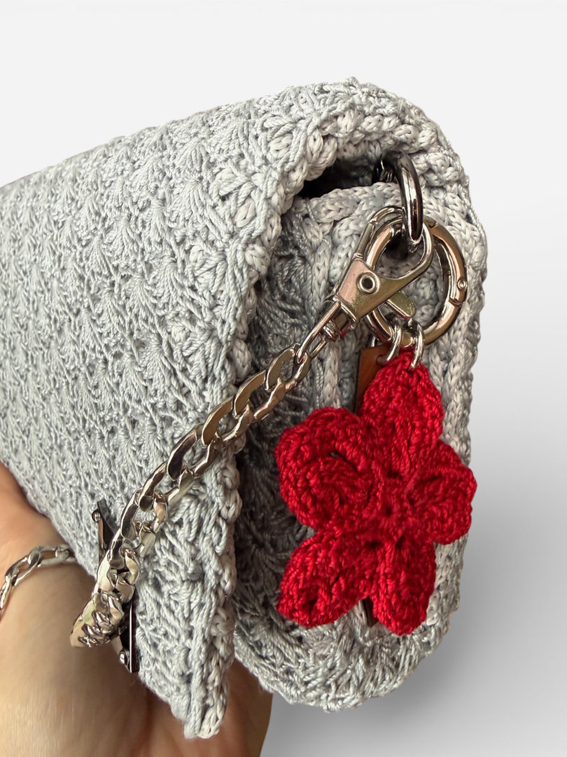 Zawieszka do torebki handmade – brelok charms z czerwonym kwiatkiem