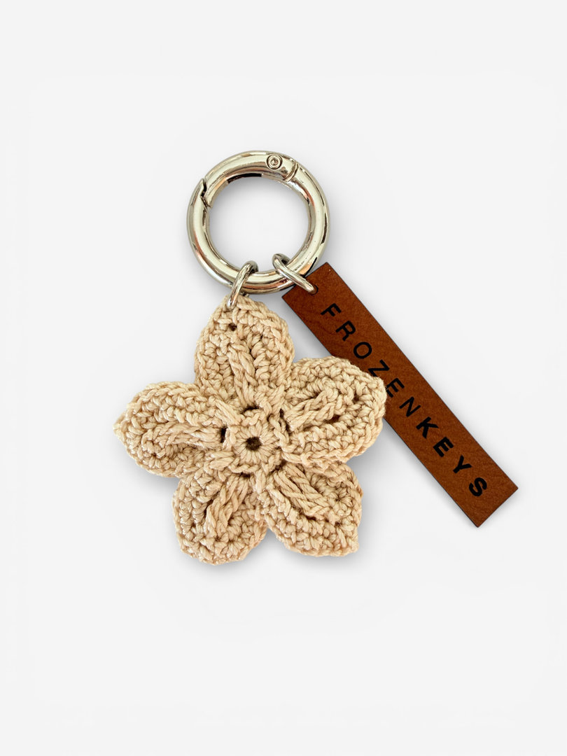 Ręcznie robiony brelok z ecru kwiatkiem – zawieszka do torebki handmade