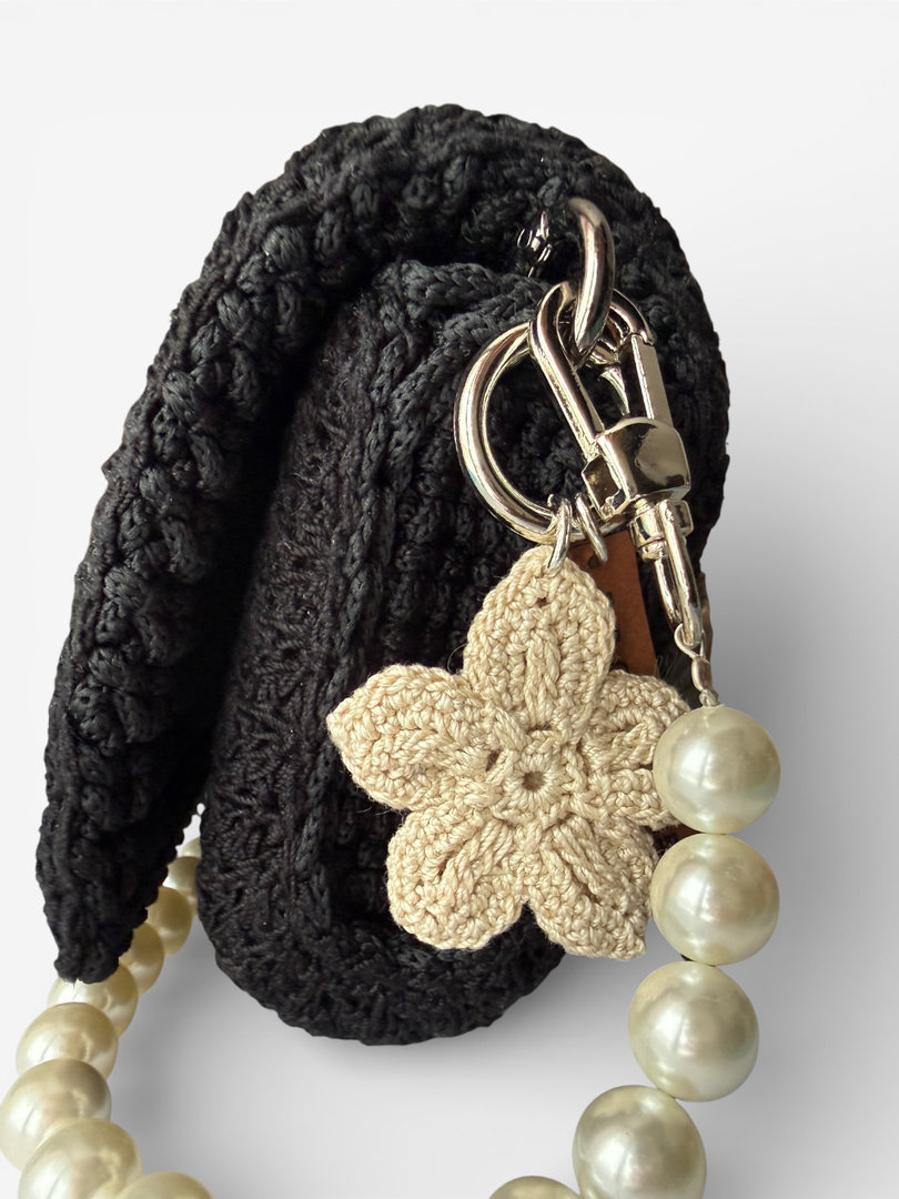 Zawieszka do torebki handmade – brelok charms z ecru kwiatkiem