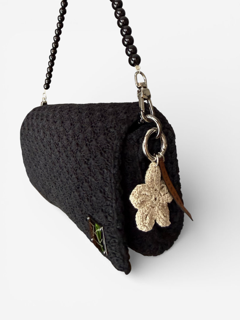 Szydełkowy brelok do torebki z ecru kwiatkiem