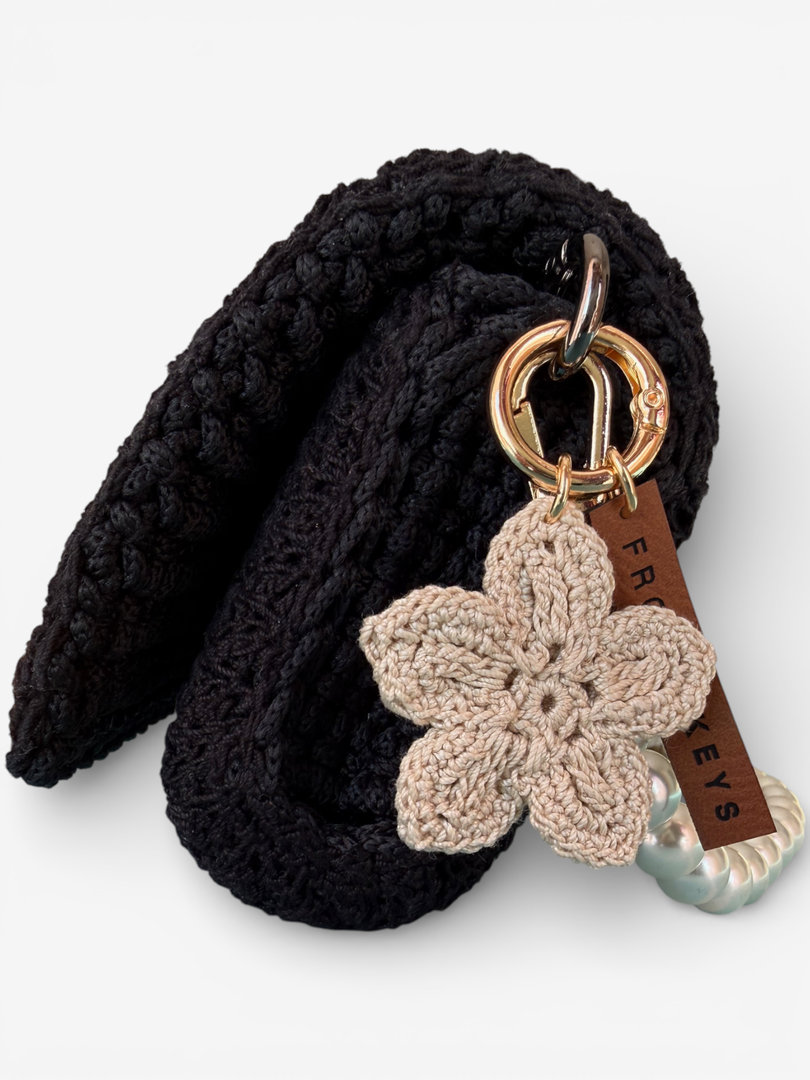 Minimalistyczny brelok handmade ecru z kwiatkiem