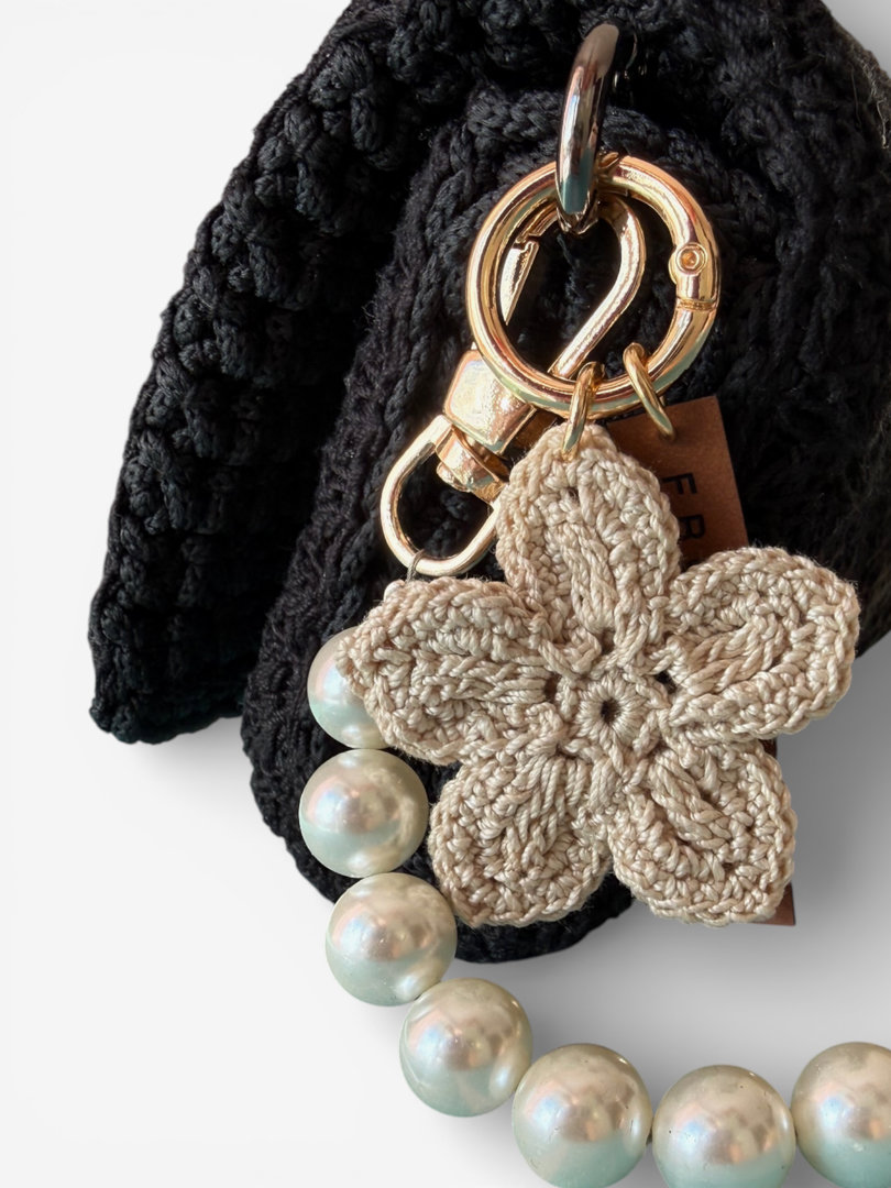 Brelok kwiatek ecru handmade jako zawieszka do torebki