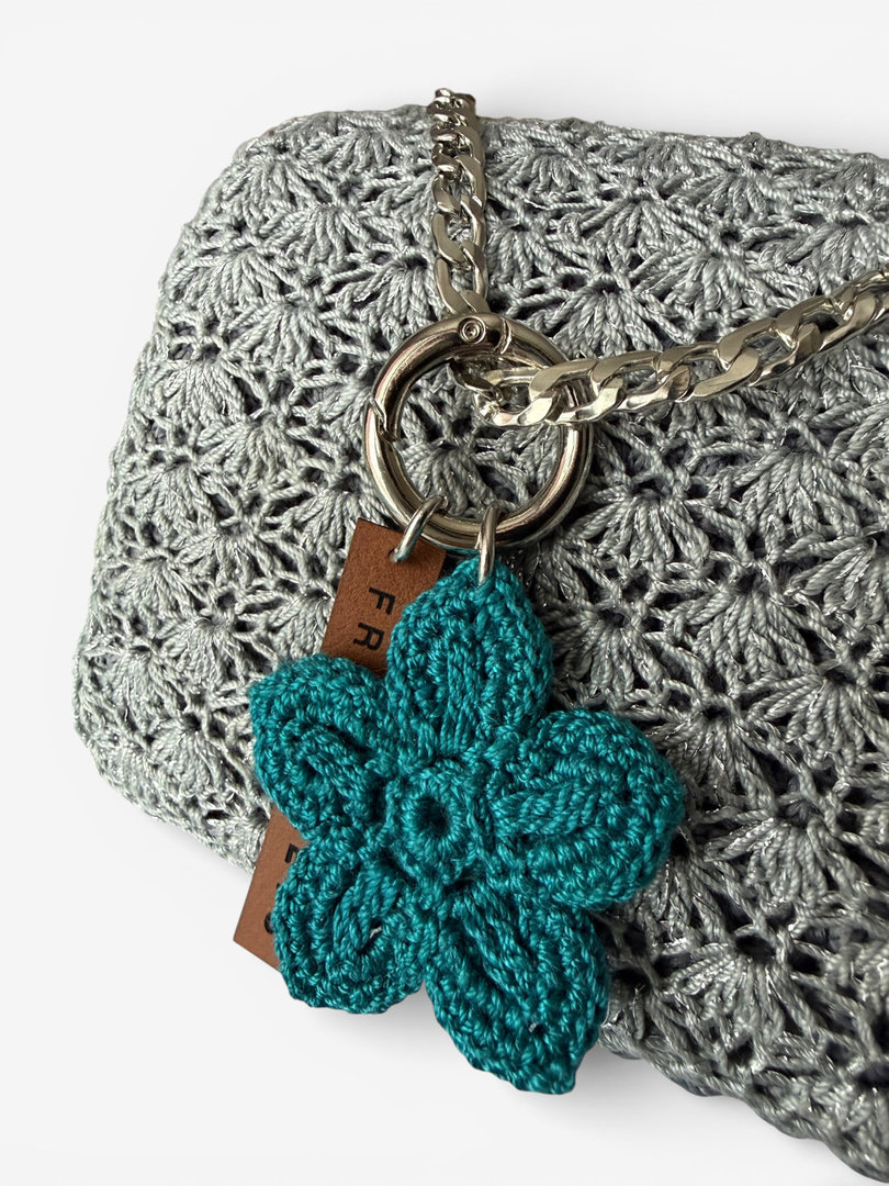 Zawieszka do torebki handmade – brelok charms z turkusowym kwiatkiem